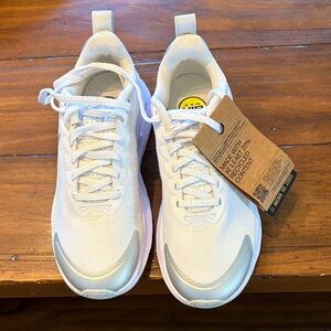 Nike NWT White/Silver AirMax size 6
